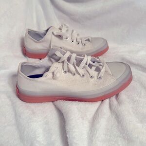 Converse used. Need a bit of TLC, worn maybe 5 times.